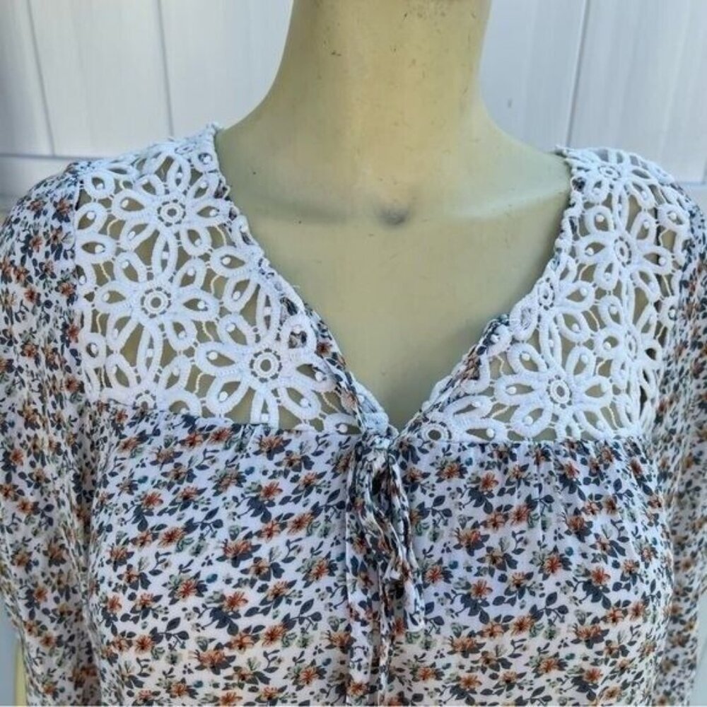 Floral Blouse with Crochet Details at Neckline Loose Fit Comfortable Size S - Picture 7 of 13